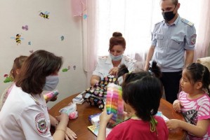 Астраханские полицейские навестили воспитанников социального учреждения