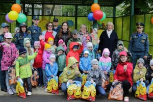 В Международный день защиты детей в регионах России сотрудники МЧС проводят уроки безопасности