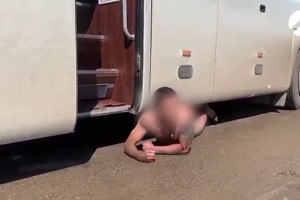 В Астрахани обнажённый мужчина забрался под автобус