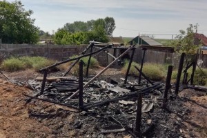В селе Астраханской области сгорела хозпостройка из-за неосторожного курильщика