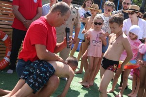 В Астрахани сотрудники МЧС учили детей спасать друг друга на воде