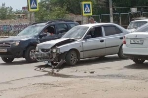 В Астрахани иномарка сбила стоявшего на тротуаре подростка