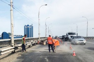 В Астрахани на Новом мосту приступили к ямочному ремонту