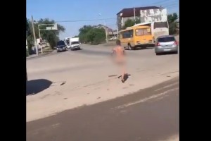 В Астрахани умер голый мужчина, который залез под автобус