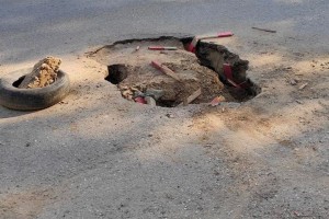 Астраханцев предупреждают о яме на улице Луконина