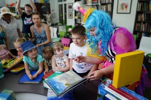 Астраханской детской библиотеке подарили комплекты уникальных книг