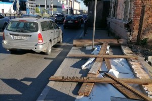 В Астрахани упал забор на тротуар