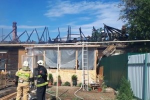 В Астрахани горит дом на площади 150 квметров