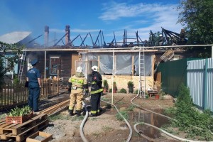 В Астрахани на площади в 150 кв. метров горел жилой дом
