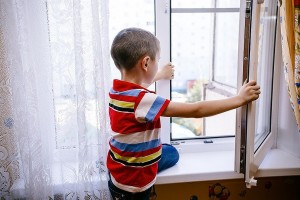 В Астрахани зафиксированы два случая падения детей из окон