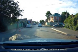 В Астрахани еще один автомобиль провалился в&#160;яму