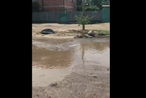 Улицу Новороссийскую в Астрахани затопило после коммунальной аварии