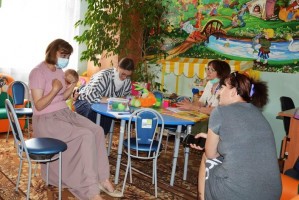 В Астраханской области бригада специалистов соцподдержки впервые выехала в село