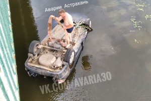 В Астраханской области иномарка сорвалась с моста