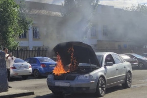 В Астрахани у Александро-Мариинской больницы горел автомобиль