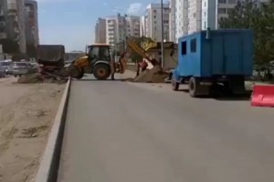 В Астрахани коммунальщики вновь раскопали отремонтированную улицу