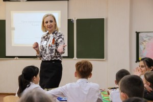Восемь лучших астраханских учителей получат по 200 тысяч рублей каждый