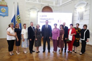 Астраханский губернатор поздравил социальных работников с праздником