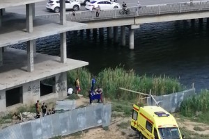 В Астрахани подросток сорвался с недостроенного здания на улице Студенческой