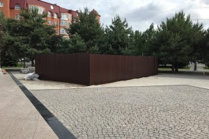 В Астрахани яму на Петровской набережной огородили металлическим забором