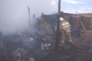 В Астраханской области сгорели две хозпостройки на площади 48 кв. м