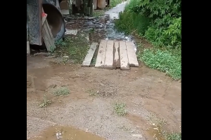 На улице Челюскинцев в центре Астрахани потоп не дает жильцам выйти на улицу