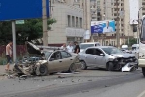 В Астрахани на улице Яблочкова столкнулись три автомобиля
