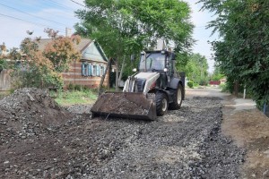 В отдалённых микрорайонах Астрахани приводят в порядок грунтовые дороги