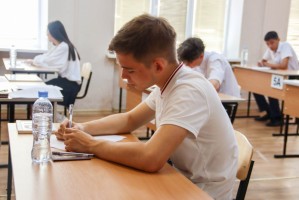 Астраханские школьники сдают ЕГЭ по истории и физике