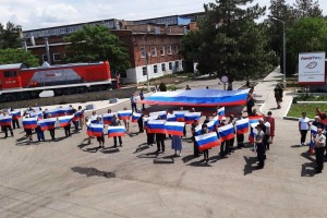 Астраханский завод поздравил жителей региона с Днём России
