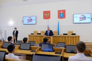 В Думе Астраханской области состоялась церемония вручения паспортов успешным школьникам