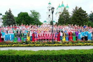 Многонациональный сводный хор исполнил гимн России в Астраханском кремле