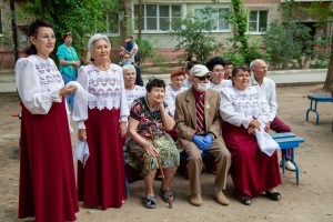 В Астрахани активисты "Школы третьего возраста" устроили концерт для горожан в честь Дня России