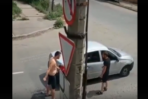 В Астрахани водитель на дороге кидался с&#160;ножом на горожан