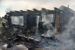 В Астраханской области сгорели две хозпостройки