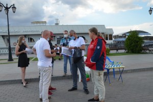 В Астрахани на набережной Волги  полицейские проверили уличных продавцов