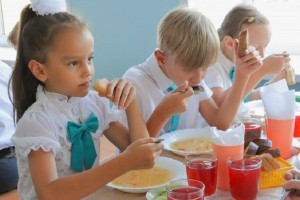 Почти 700 млн рублей затратили на бесплатные обеды в астраханских школах