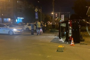 В ДТП на улице Соликамской в Астрахани опрокинулся микроавтобус