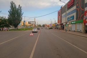 В Астрахани у «Ярмарки» подросток выбежал на дорогу за мячом и попал под машину