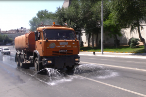В Астрахани охлаждают дороги из-за жары