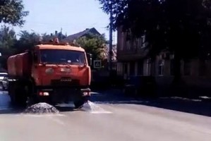 В Астрахани из-за жаркой погоды охлаждают дороги