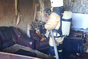 В Астрахани за ночь сгорели машина и квартира