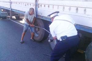 В Астраханской области дорожные полицейские обеспечили безопасный проезд автотранспорта в районе вынужденной стоянки грузовика