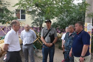 В Астрахани председатель гордумы обсудил с жителями судьбу недостроя