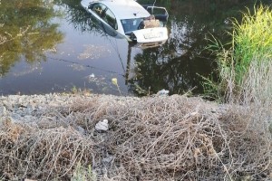 В селе Яксатово Астраханской области утонул автомобиль