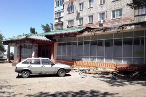 В Астрахани фрагмент крыши бывшего ресторана упал на иномарку