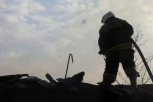 Ночью в Астрахани горели забор и крыша бани