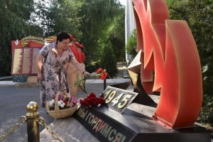 В Астрахани возложили цветы к памятным местам