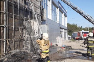 В Астрахани пожар охватил магазин отделочных материалов
