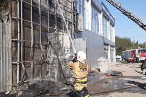 В Астрахани пожар в строительном магазине распространился на площади в 70 кв. м